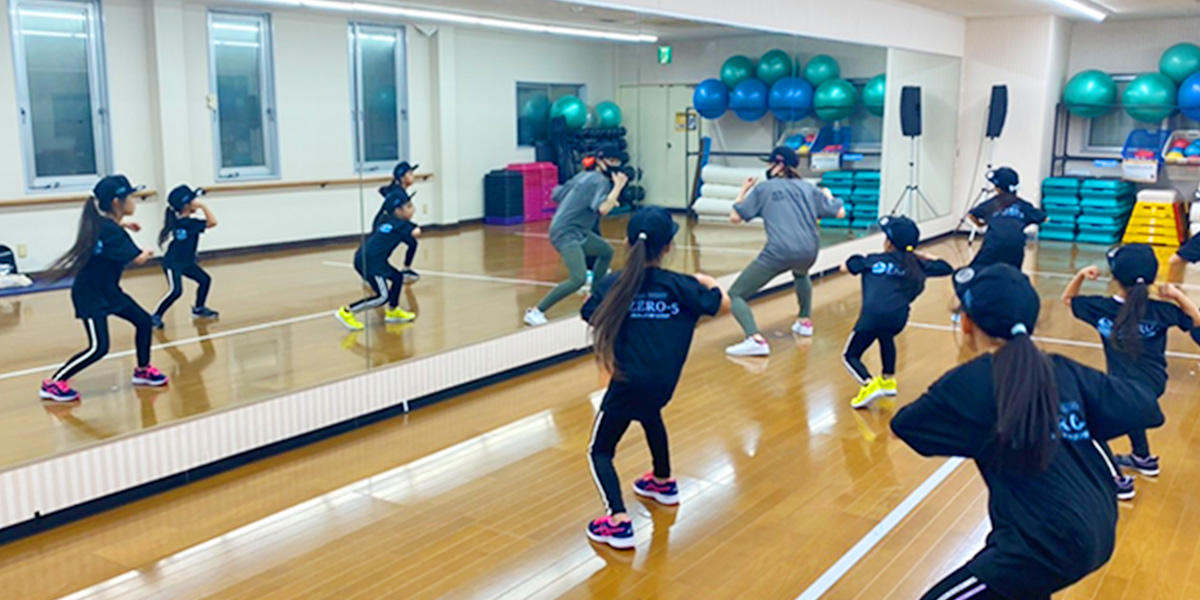 レッスンで振り付けを覚える子どもたち