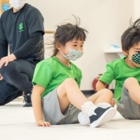 コーチが一人ひとりに合わせて指導する様子