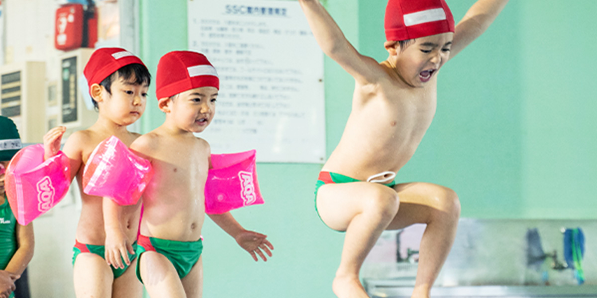 プールに飛び込む子どもたち｜パシフィックスポーツプラザのスイミングスクール